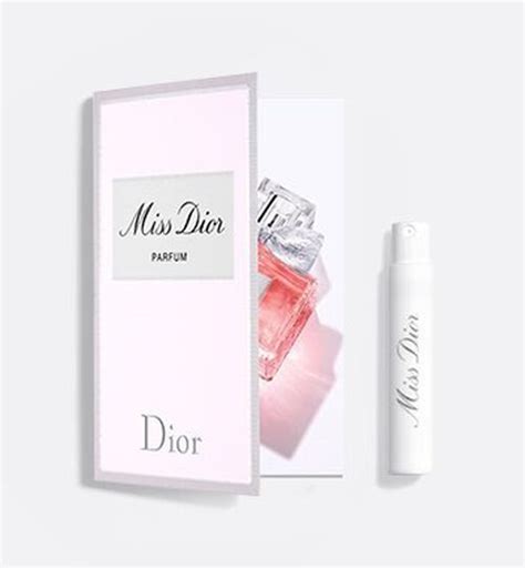 Miss Dior Parfum, parfum féminin fleuri, fruité et boisé .